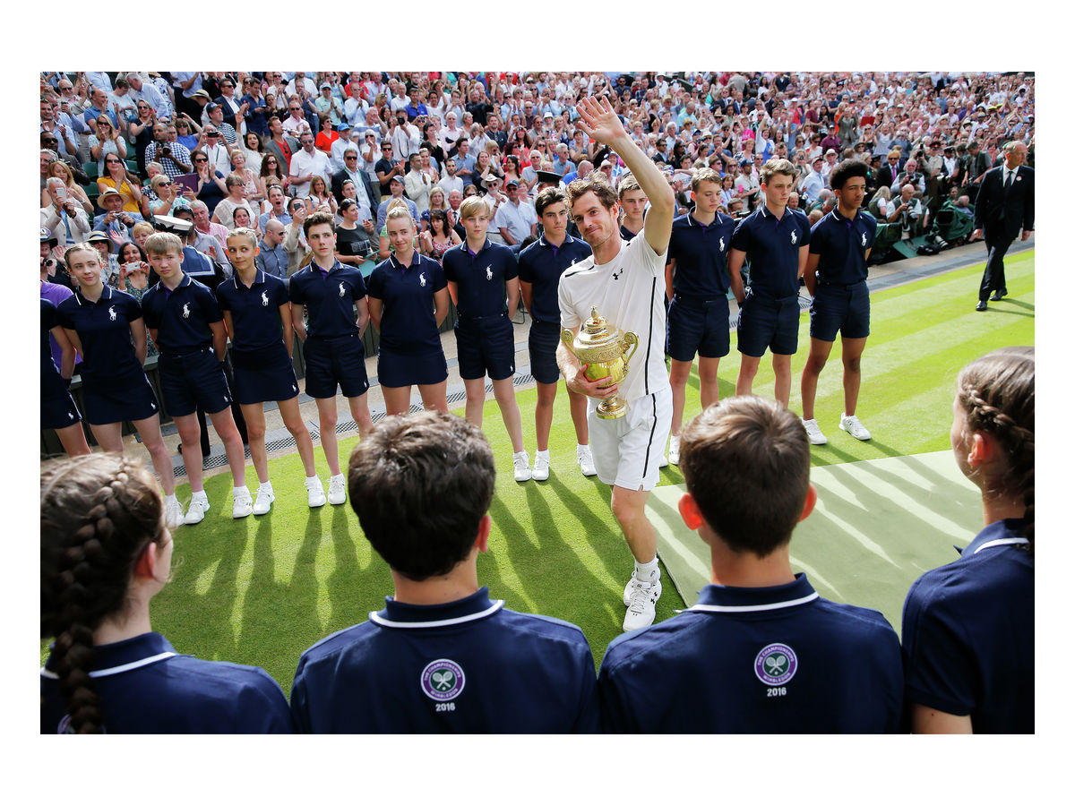 Murray walks off court with the winners trophy, 2016