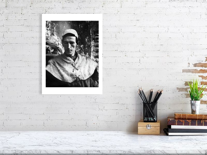 A bummaree at Smithfield meat market, 1956 – Guardian Print Store